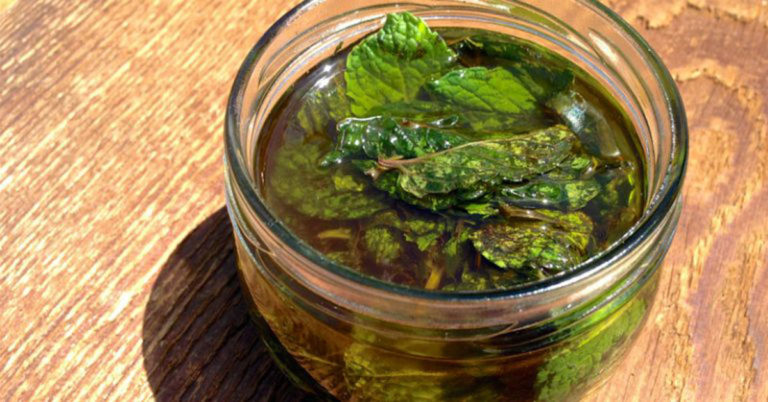 How To Make Peppermint Oil | 5 Easy Steps - Featured image