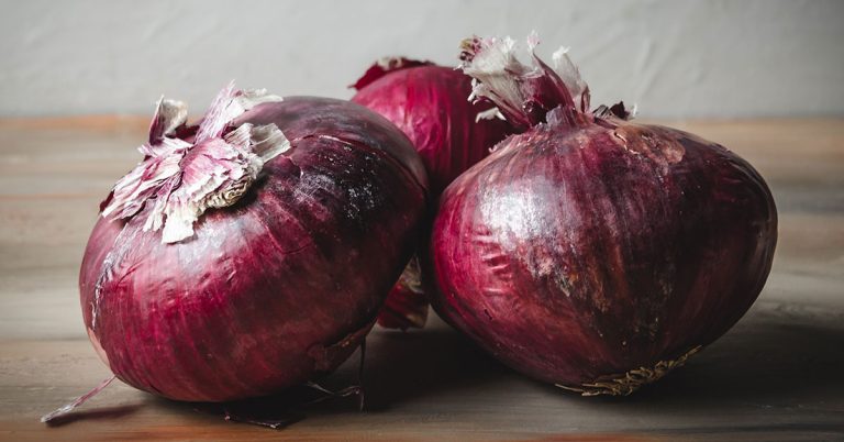 12 Successful Gardening Tips For Growing High Yields Of Red Onions - Featured image