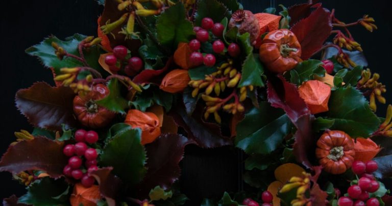 How to Make a Beautiful Fall Wreath from Garden Materials - Featured image