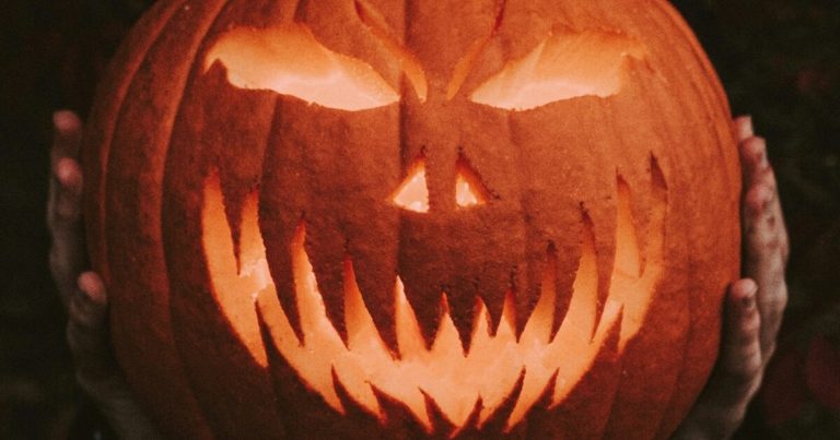 How To Keep Squirrels Away From Your Jack-O-Lanterns - Featured image