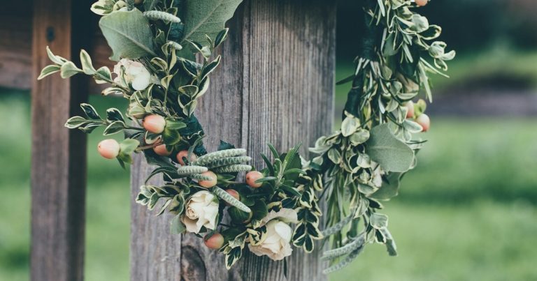 16 Flowers That Are Perfect For Making Flower Crowns - Featured image