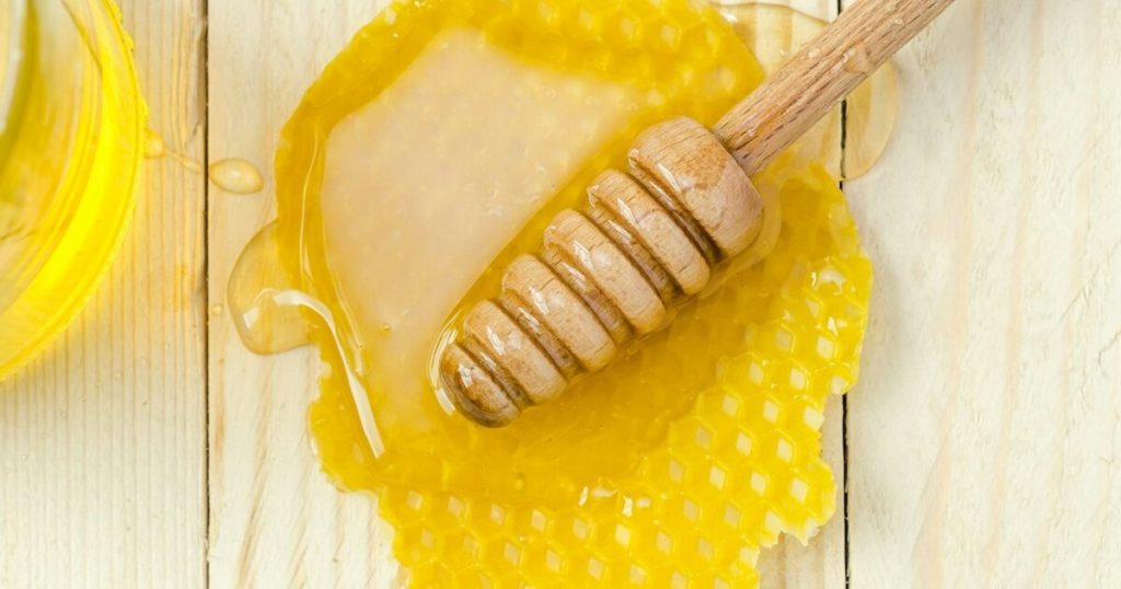 What Is Clover Honey? This Is What Makes It Different Than Other Honey Products - Featured image