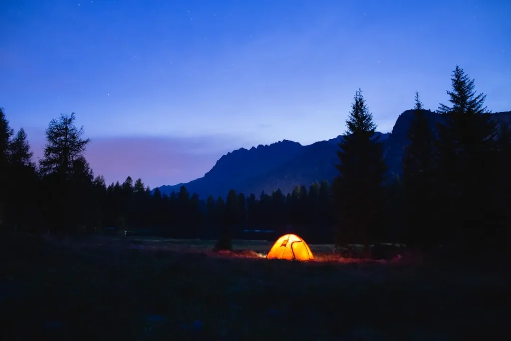10 Essential Items You Should Never Forget to Pack for a Weekend Camping Trip - Featured image
