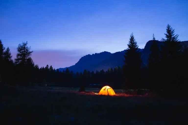 10 Essential Items You Should Never Forget to Pack for a Weekend Camping Trip - Featured image
