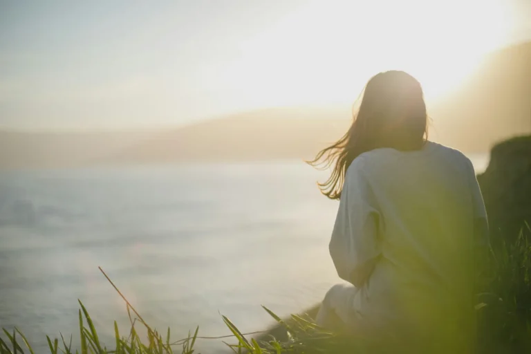 An Ecotherapist Reveals What Actually Happens to Your Brain When You Spend Time in the Garden - Featured image