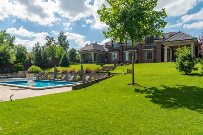 The Death of the Perfect Green Lawn: Why Homeowners Are Embracing Native Landscaping - Featured image