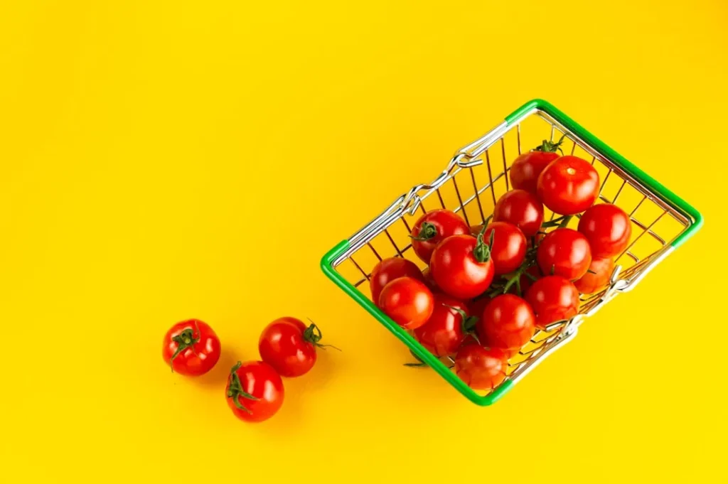 Why Pruning Your Tomato "Suckers" Is the Secret to a Bigger, Healthier Yield - Featured image