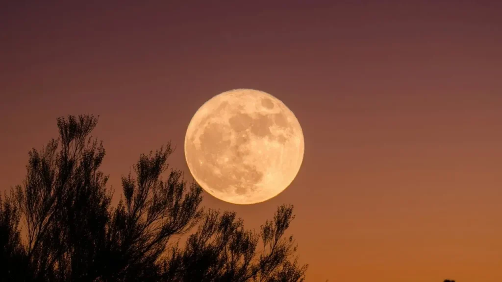 The Strawberry Moon Rises Tonight as Summer’s First Full Moon on Its Lowest Path of the Year - Featured image