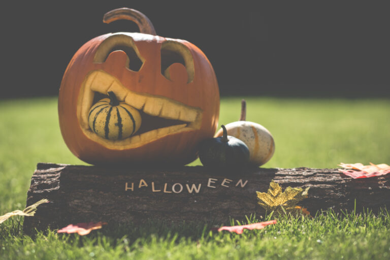 The Halloween Pumpkin Trick That Keeps It From Rotting Before the 31st - Featured image