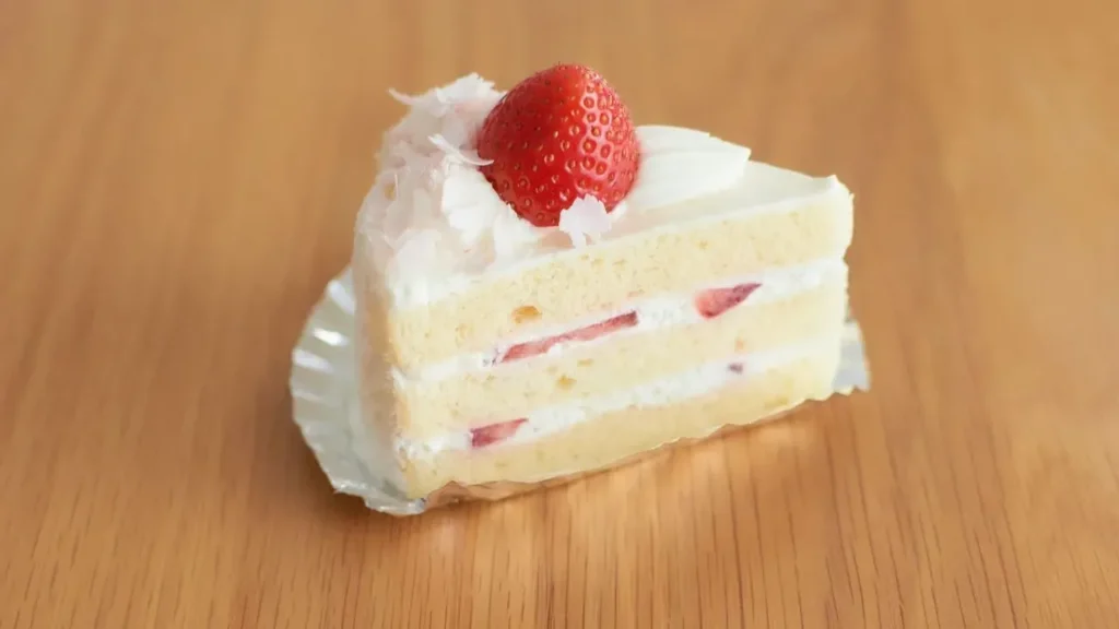 The Strawberry Spoon Cake That's Captured Summer's Spotlight - Featured image