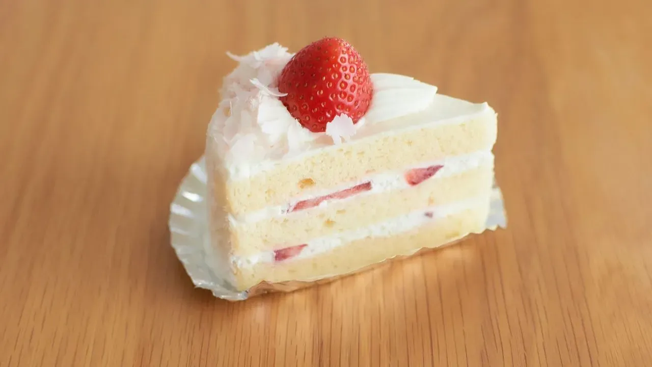 The Strawberry Spoon Cake That's Captured Summer's Spotlight