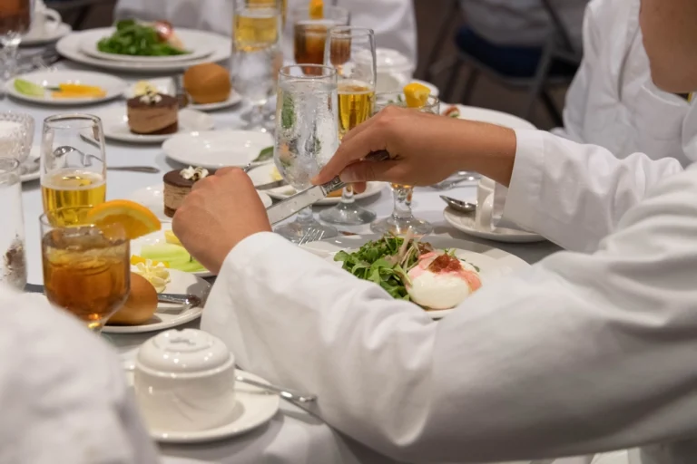 7 Old-Fashioned Etiquette Rules That Should Make a Comeback - Featured image