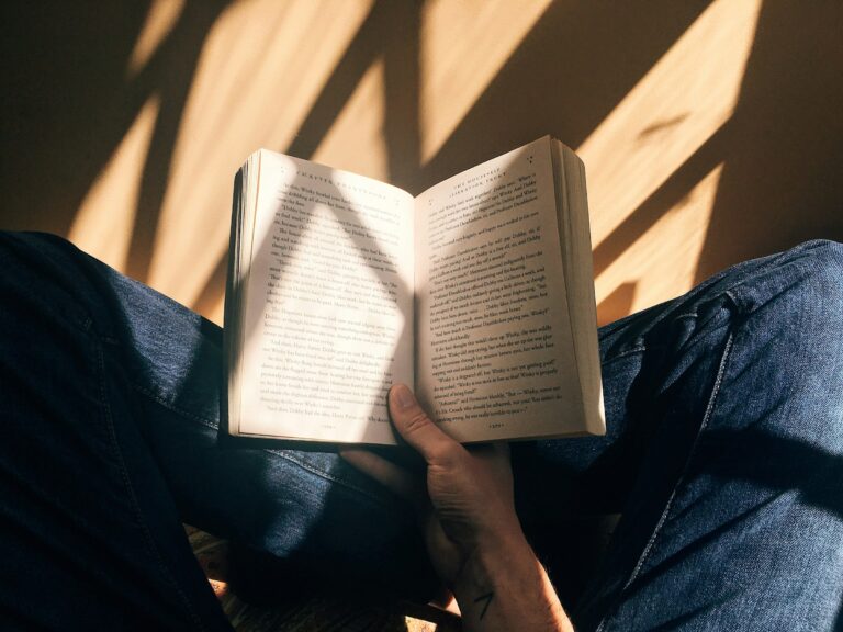 How to Bring Back the Cozy Reading Nook - Featured image