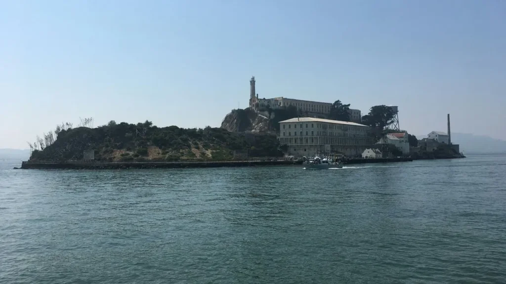 San Francisco Bay: Captain Recounts Cabin Cruiser Sinking With 20 Aboard Near Alcatraz - Featured image