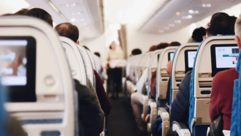 Airlines Sweeten Bids on Overbooked Flights - Featured image