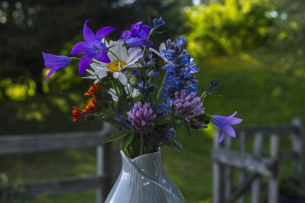 The Surprising Reason Fresh Flowers Wilt Faster in Certain Rooms - Featured image