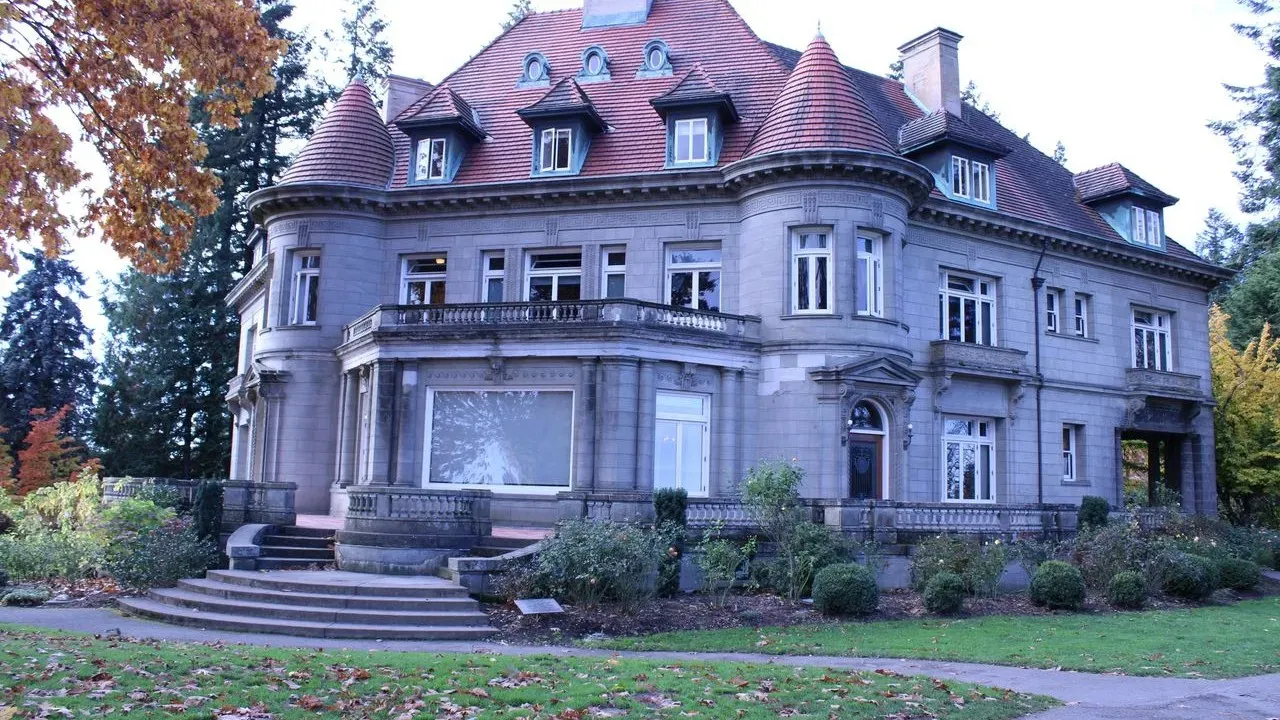 Thirty Years of Uncertainty: The Half-Built Mansion That Still Draws Eyes Along the Willamette River