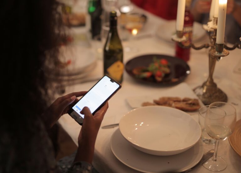 Why Family Dinners Without Screens Are Becoming a Rare Ritual - Featured image