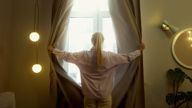 Grandma's Curtain Trick That Modern Homeowners Are Rediscovering - Featured image