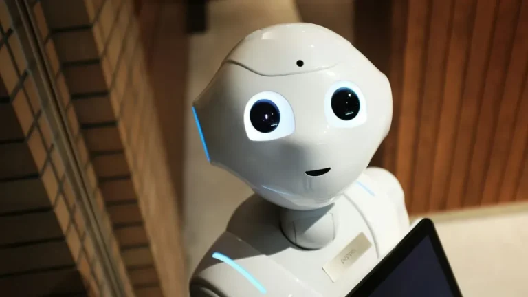 New York School Scraps Robot Teacher Plan Over Company Ties - Featured image
