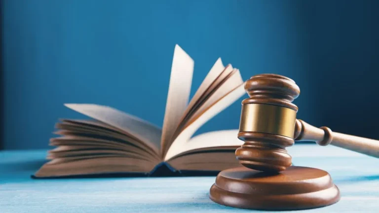 Couple Sues Surrogate Over Refusal to Abort - Featured image