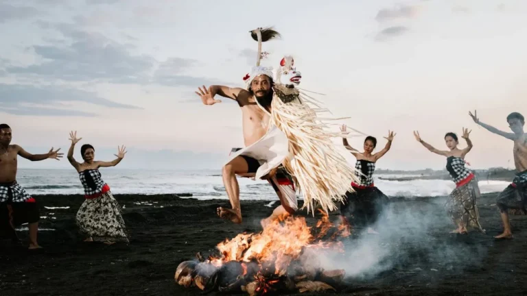 The Scent of Earth and Smoke: How Māori Traditions Weave New Zealand’s Culinary Identity - Featured image
