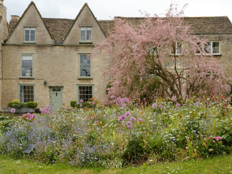 How to Bring Back the Classic English Border in Your Own Yard - Featured image