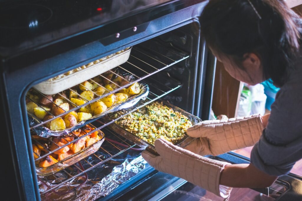 Why Professional Bakers Never Open the Oven Door Early - Featured image