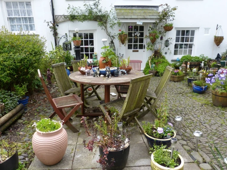 Is It Time to Bring Back the Front Porch Planter? - Featured image