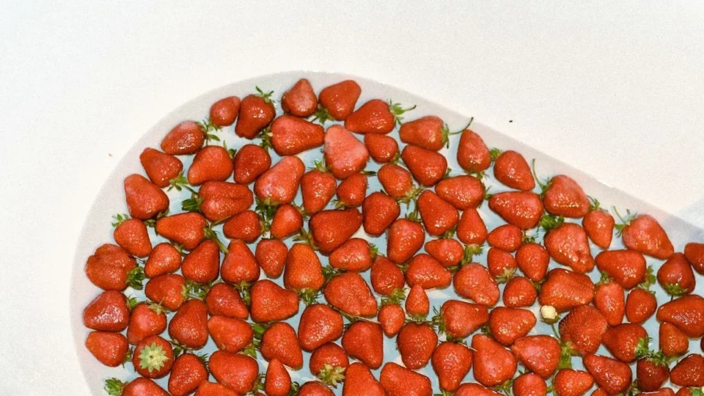 The Strawberry Washing Habit That Shortens Their Freshness - Featured image