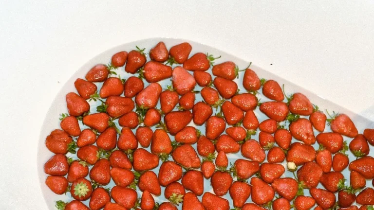 The Strawberry Washing Habit That Shortens Their Freshness - Featured image