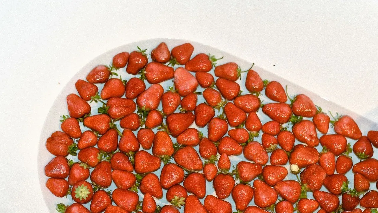 The Strawberry Washing Habit That Shortens Their Freshness