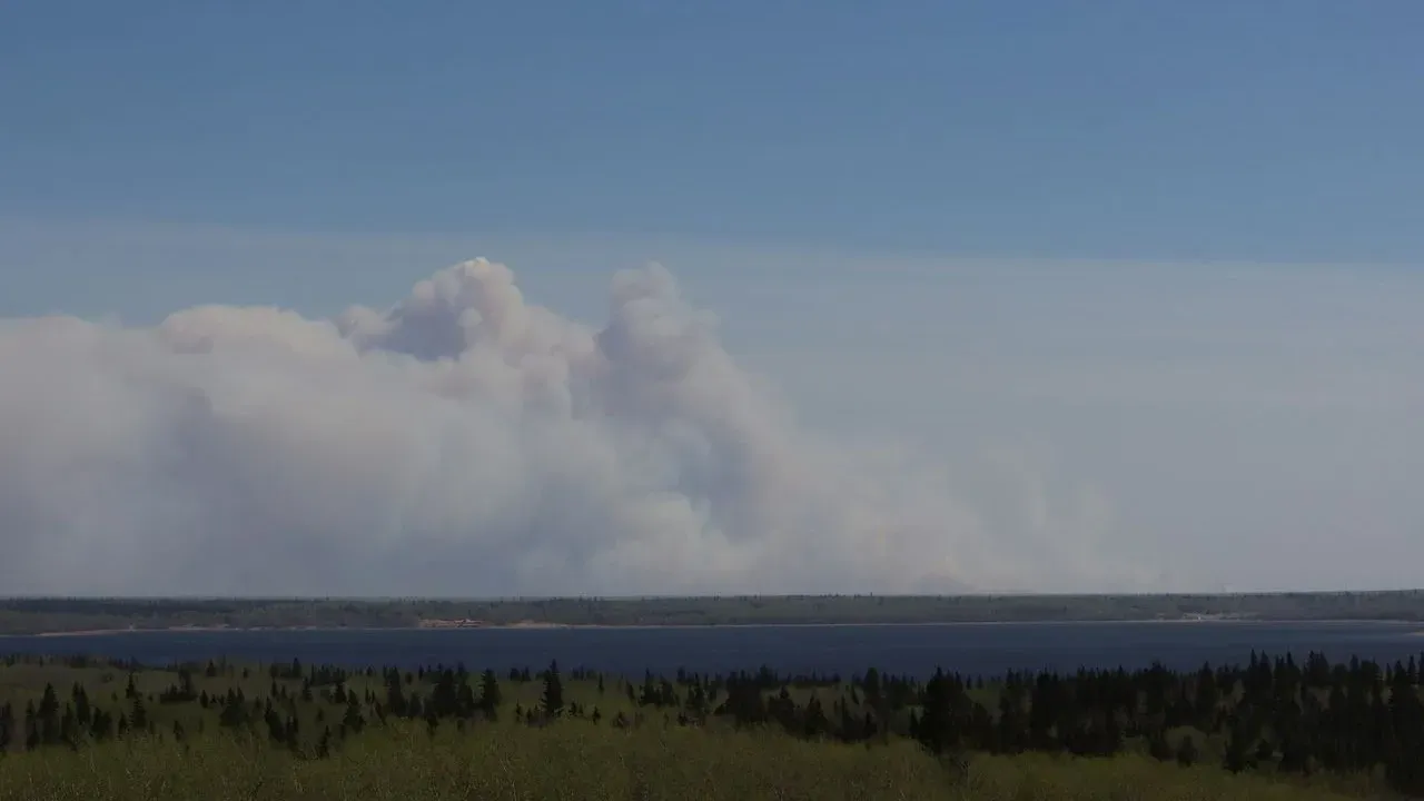 Canadian Wildfire Smoke Reaches U.S. Gardens, Prompting Trump Tariff Warning