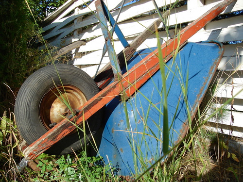 The Old Wheelbarrow Style Everyone's Suddenly Restoring - Featured image