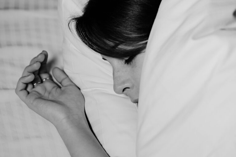 6 Foods That Help You Fall Asleep Faster - Featured image