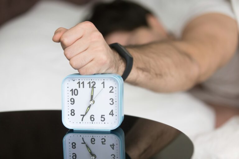 Why You Wake Up Seconds Before Your Alarm Goes Off - Featured image