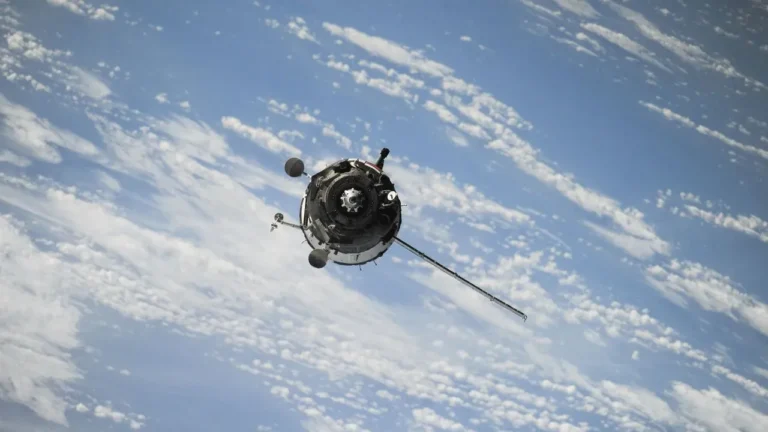 Abandoned SpaceX Booster Heads for an Unplanned Lunar Collision - Featured image