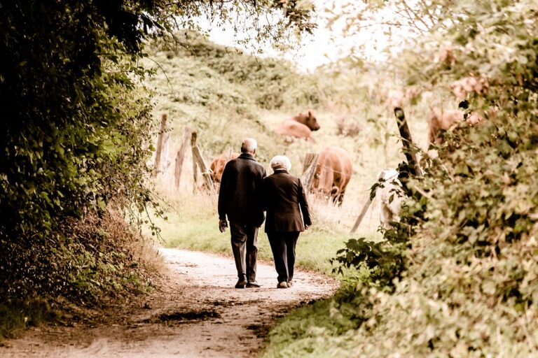 Why Downsizing Too Fast After Retirement Backfires for Many Couples - Featured image