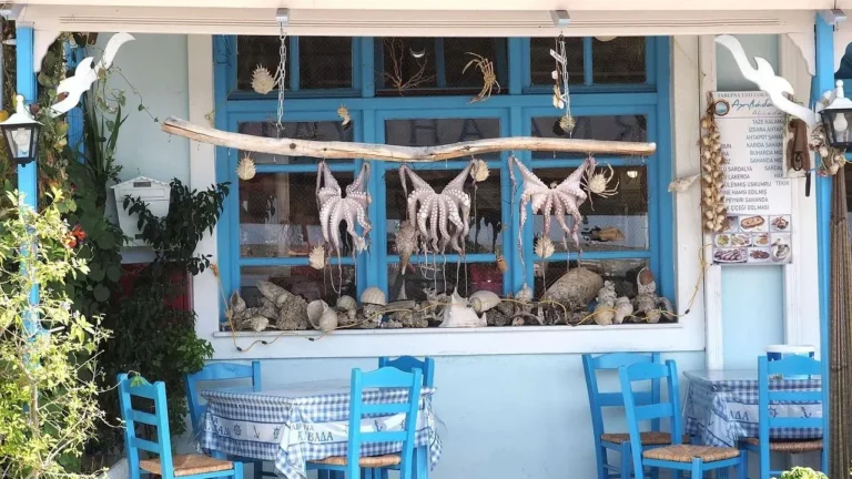 Centuries-Old Taverns Locals Swear Are Haunted - Featured image