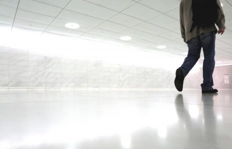 Why You Forget Why You Walked Into a Room the Instant You Arrive - Featured image