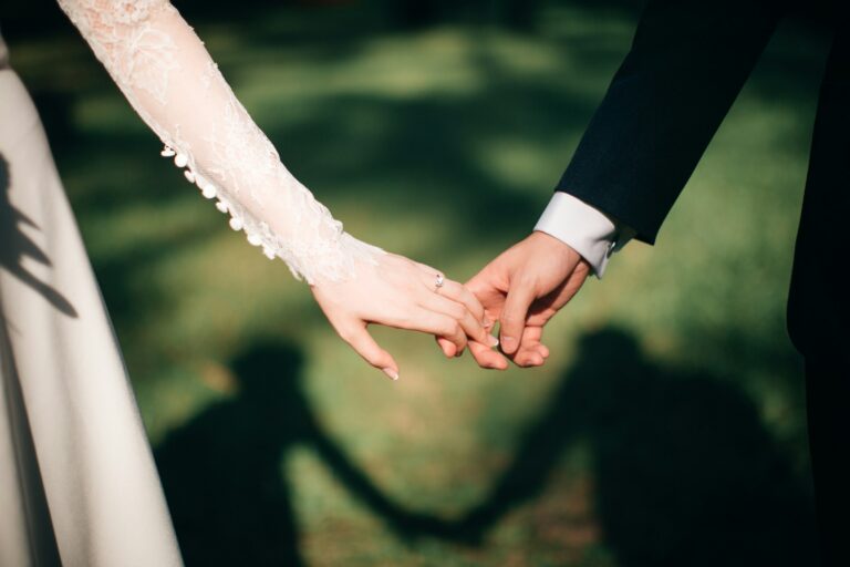 Why Wedding Rings Go on the Fourth Finger and Not Any Other - Featured image