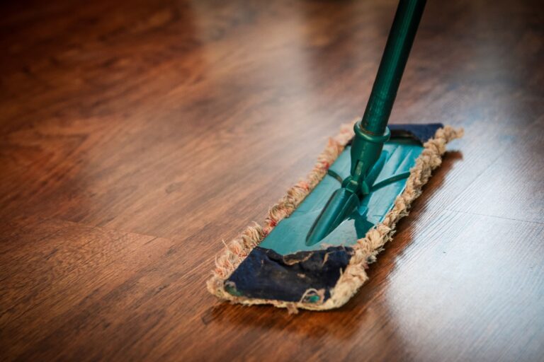 The Vinegar Myth Cleaning Experts Wish Would Disappear - Featured image