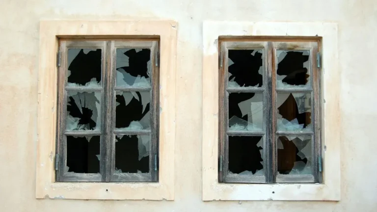 The Hidden Spot Where Condensation Becomes Persistent Mold - Featured image