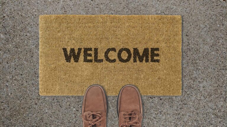 The Doormat Habit That's Secretly Tracking Bacteria Into Your Kitchen - Featured image