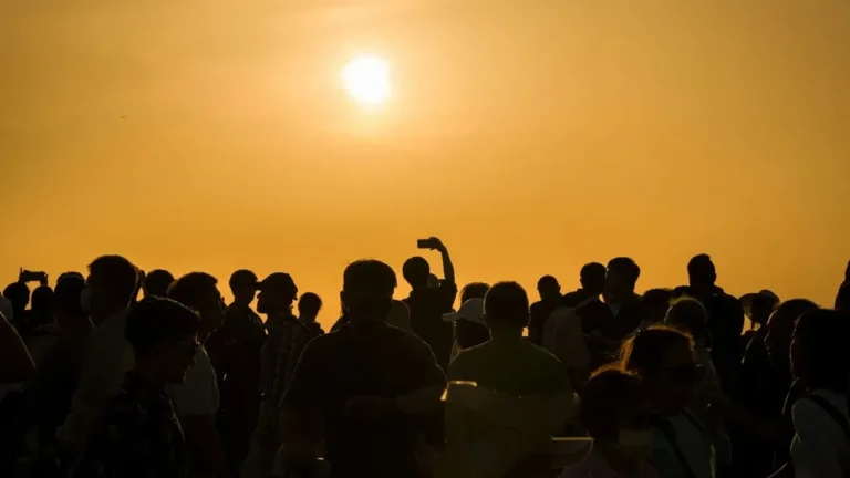 Spain's First Total Solar Eclipse in Over a Century Draws Crowds Across the Peninsula - Featured image