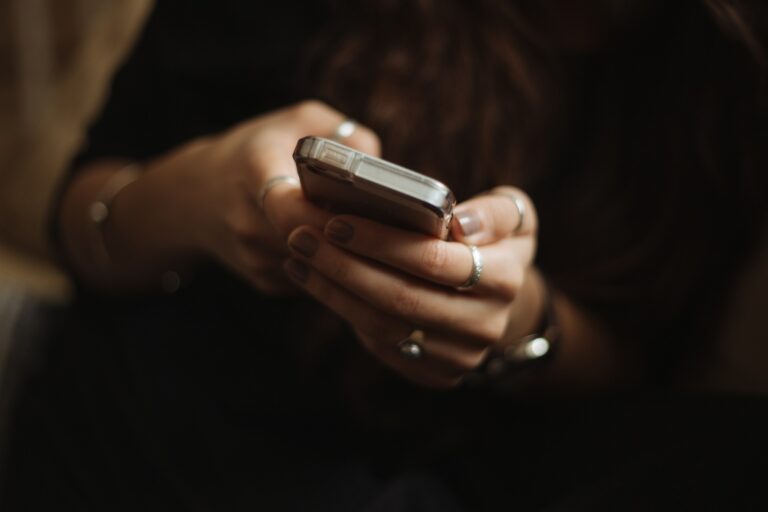 The Package Delivery Text Scammers Use Most This Time of Year - Featured image