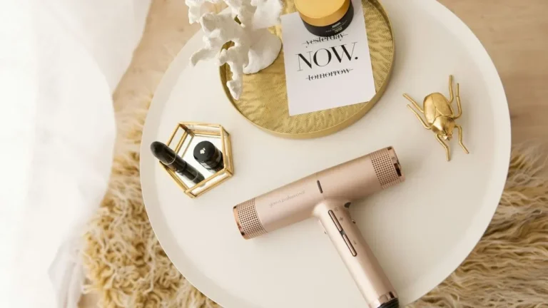 Martha Stewart's Rose Gold Hair Brings a Gentle Summer Touch - Featured image