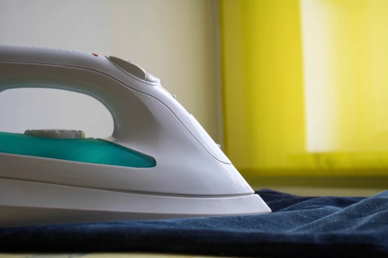 The Ironing Trick Grandmothers Used That Still Beats Modern Steamers - Featured image