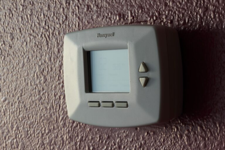 The Thermostat Setting That's Quietly Overworking Your HVAC System - Featured image