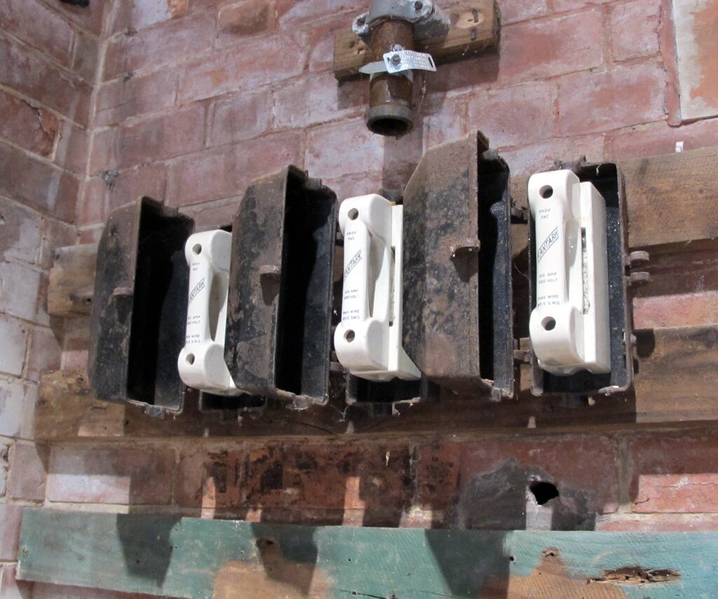 The Overlooked Reason Old Fuse Boxes Fail Long Before They're Replaced - Featured image